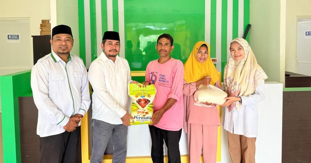 Program Sedekah Kemenag dan KUA Morotai Selatan Salurkan 360 Kg Beras Bantuan untuk Warga