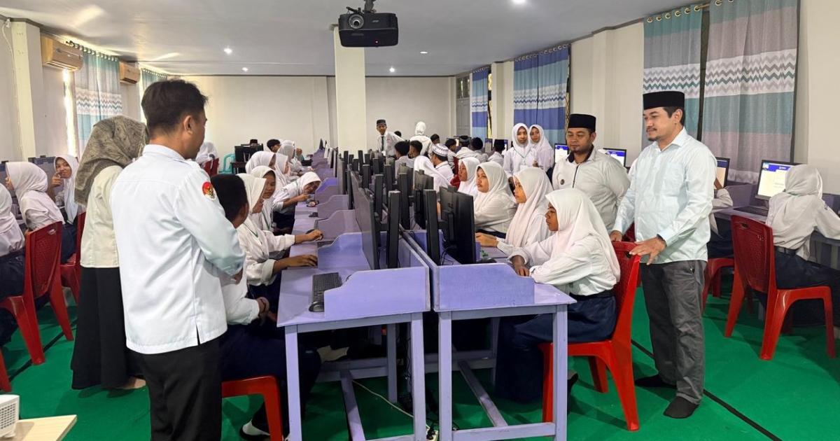 Kakankemenag Morotai Pantau TKA Hari Kedua di MTsN 1, Pastikan Ujian Berjalan Lancar
